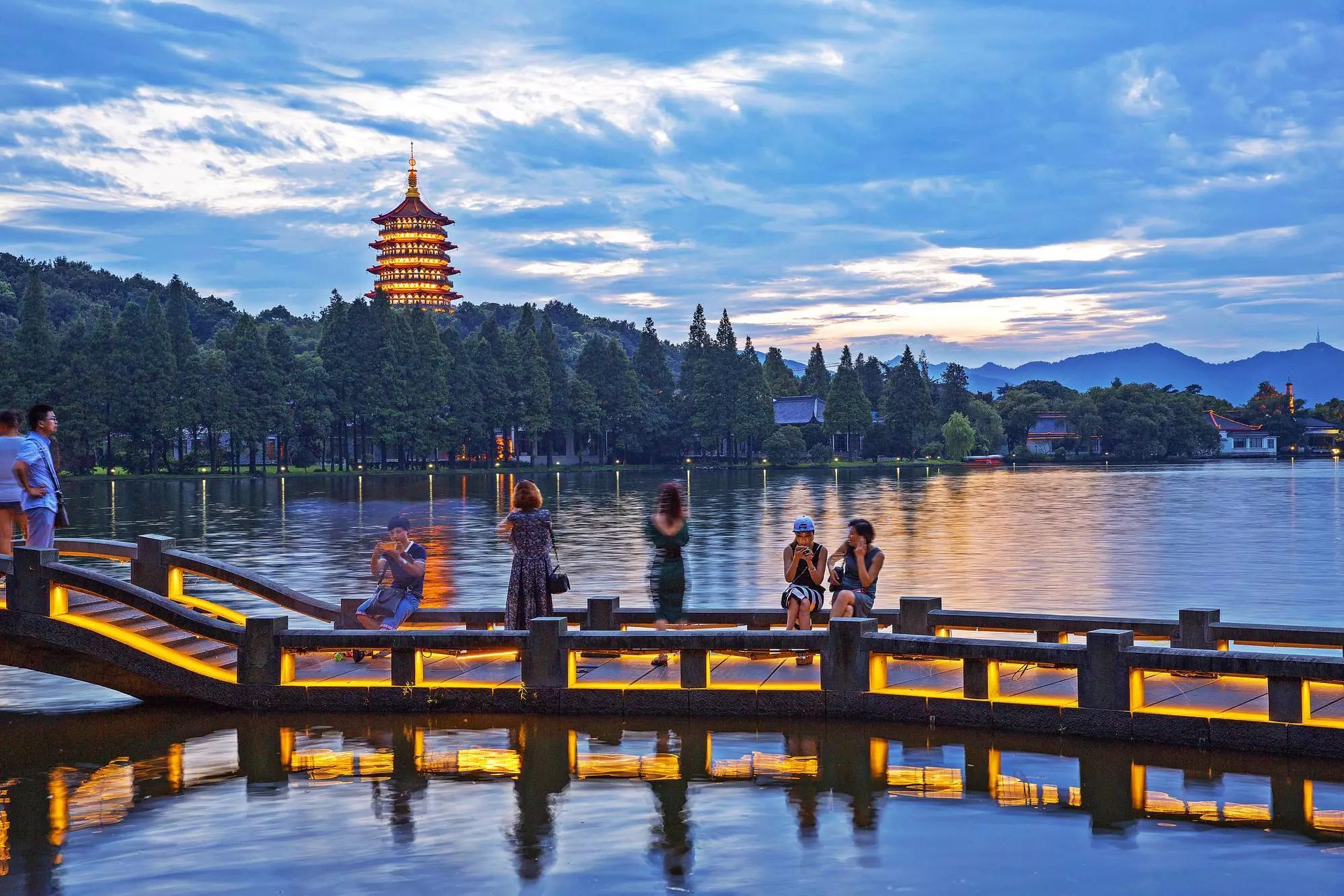 南京、靈山大佛、魔都上海、西湖美景、烏鎮(zhèn)、夜景蘇州古運(yùn)河、夜登金茂大廈·船游黃浦江、杭州宋城5日游全攻略