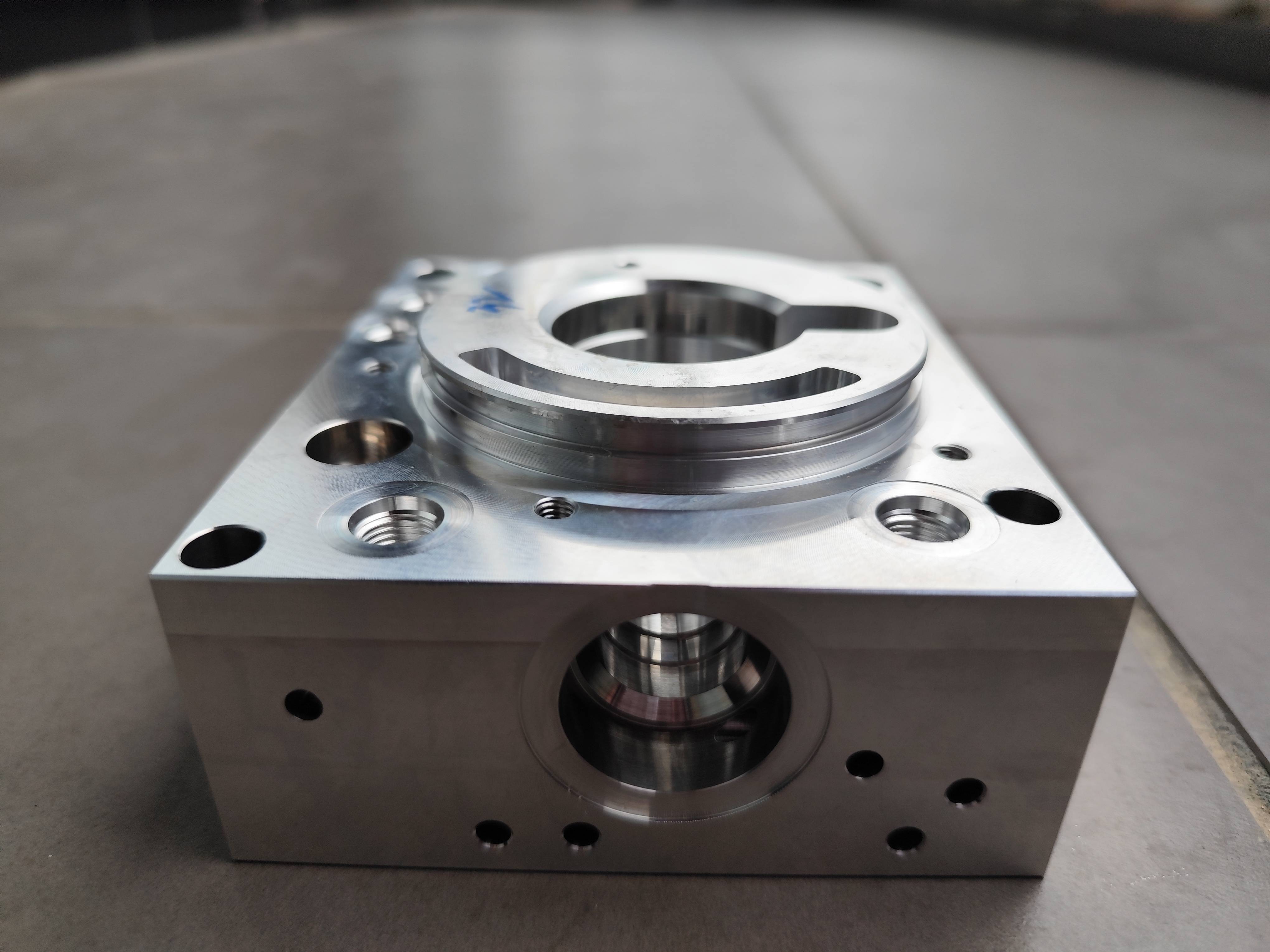 東莞良友機(jī)械-高壓水去毛刺清洗機(jī),機(jī)加工高壓水去毛刺更輕松!_零件_